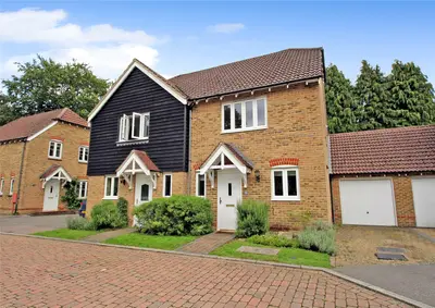 Red Bushes Close, Medstead, GU34