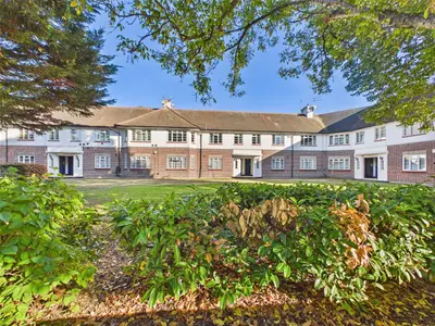Eversley Crescent, Isleworth, TW7