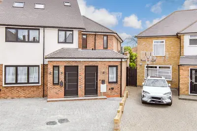 Freshwell Avenue, Romford, RM6