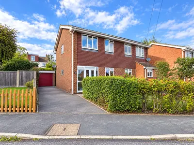 Rushden Way, Farnham, GU9