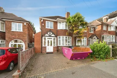 White Road, Quinton, B32