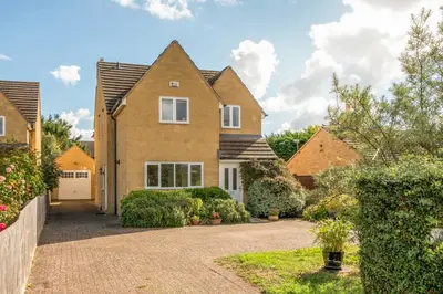 Swinbrook Road, Carterton, OX18