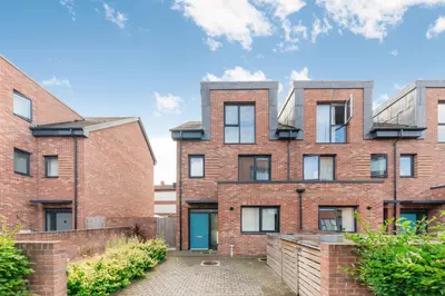 Reynard Way, Brentford, TW8