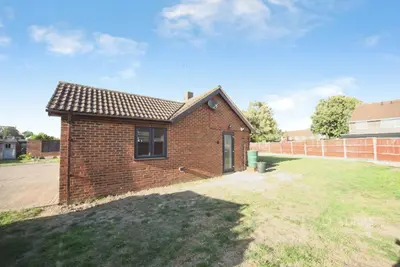 Cemetery Road, Houghton Regis, LU5