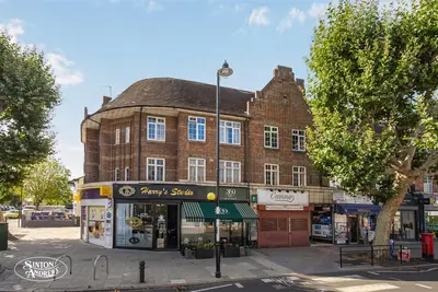 Northfield Avenue, Ealing