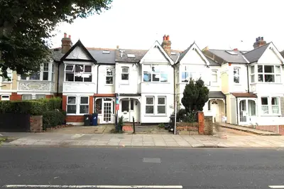 Northfield Avenue, Ealing, W13
