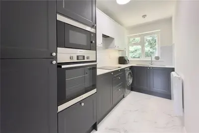 Sullivan Close, Farnborough, Hampshire, GU14 7UH