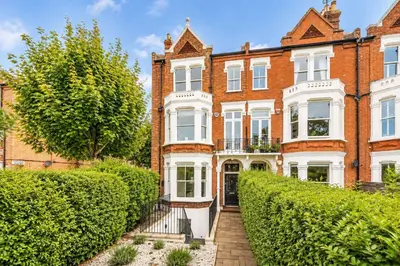 Clapham Common North Side, SW4