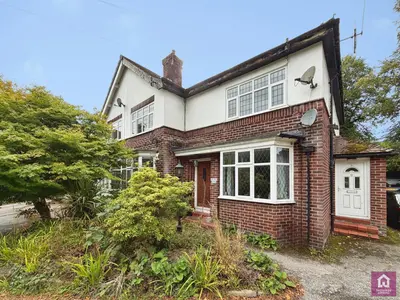 Chiltern Gardens, Sale, M33