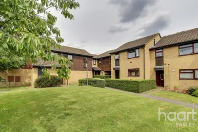 Fleetham Gardens, RG6