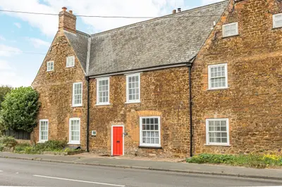 Characterful Cottage in Setchey Set i