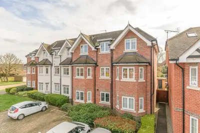 48 Trenchard Close, Hersham KT12 5BG