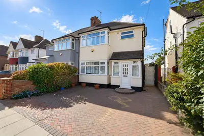 Whitton Waye, Whitton