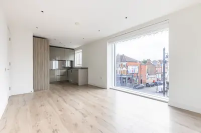 Flat 10, Purser Court, Smithfield Square, High Street, London