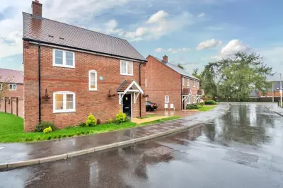 Popes Place, Greenham, RG19