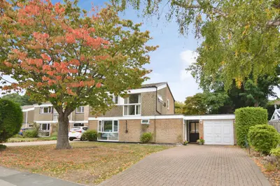 Wellesley Drive, Crowthorne, RG45