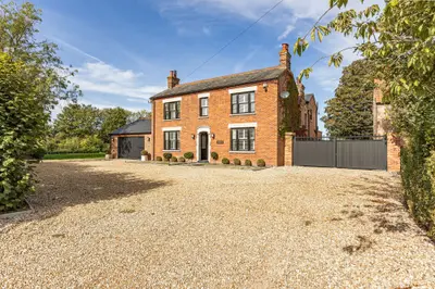 Beautifully Renovated Country Residen