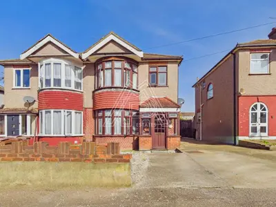 Lowlands Road, Aveley, RM15