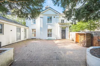 Beautifully Refurbished Early Ninetee