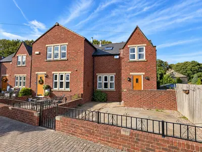 St Johns Close, Cleckheaton, BD19