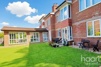 New Road, Crowthorne, RG45