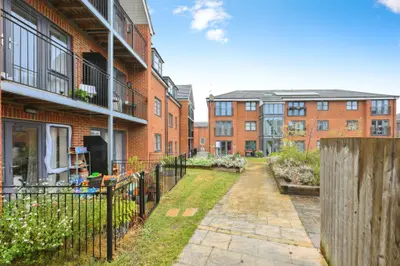 Goodes Court, Royston