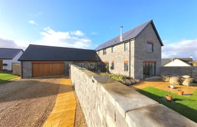 The Barns, CF32