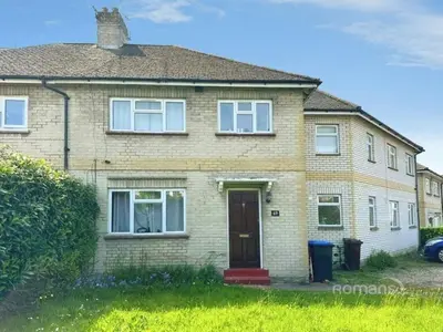 Larchwood Drive, Englefield Green, TW20