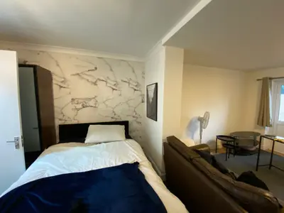 Buckingham Road, Room, E18