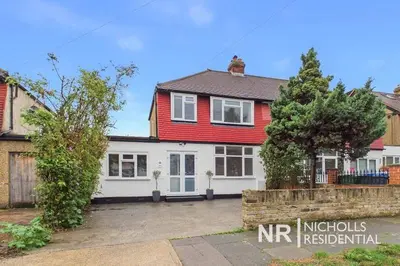 Cedarcroft Road, Chessington, KT9