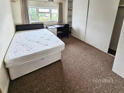 Larchwood Drive, Englefield Green, TW20