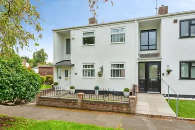Wellington Gate, Hale Village, L24