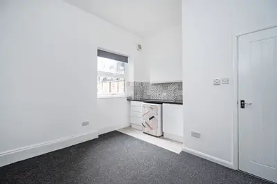 Flat 2, 8 Bodney Road, London