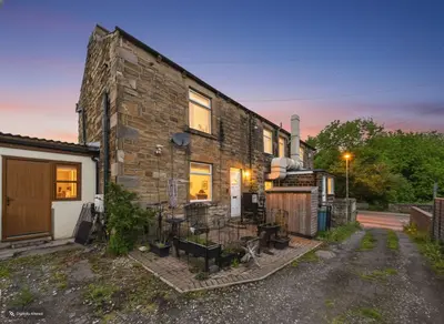 White Lee Road, Batley, WF17