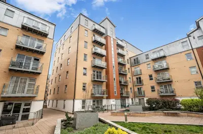 Queen Mary Avenue, London, E18