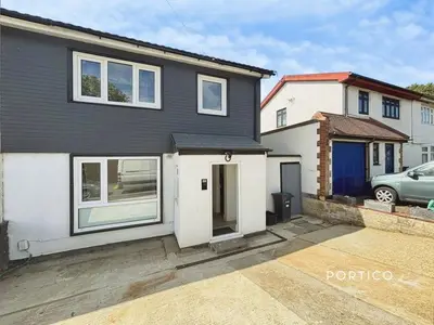 Latchford Place, Chigwell, IG7