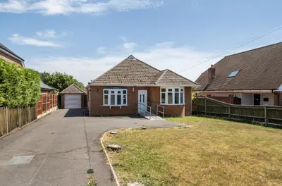 Holly Hill Lane, Sarisbury Green, SO31