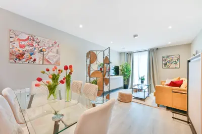 Flat 3, Oak House, London