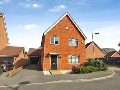 Tributary Lane, Faygate, Horsham, RH12 0BQ