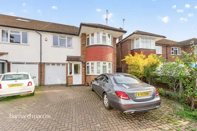 Farnham Close, London, N20
