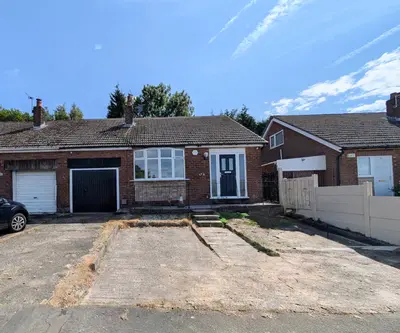 Foxholes Road, Gee Cross, SK14