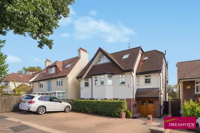 3 bed flat to rent The Vale, London NW11 8SG
