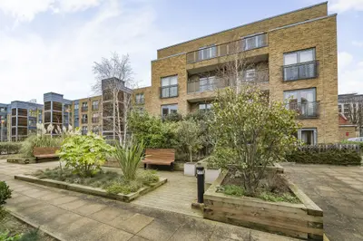 152 Bagleys Lane, London