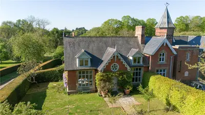 Baas Hill, Broxbourne, Hertfordshire, EN10 7PX