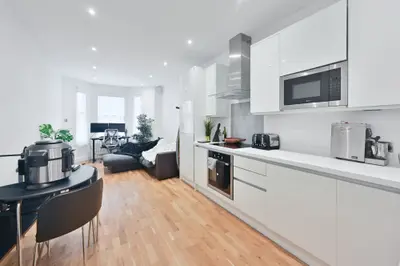 Apartment 3, 82 Meadow Road, London