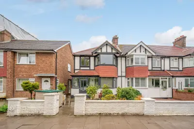 26 Wide Way, Mitcham
