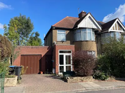 Lambourne Gardens, Enfield, EN1