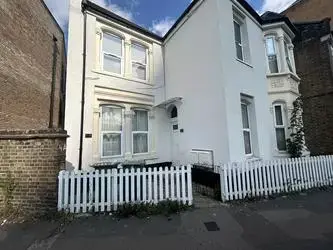 Oak Crescent, London, E16