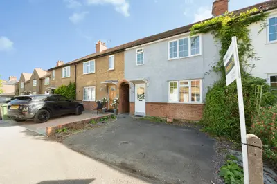 Farm Road, Esher, KT10