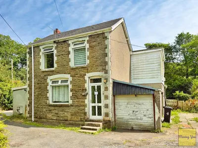 Bryn Awel, Crynant, SA10